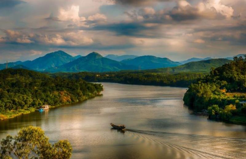 Hinh anh Cầu Trường Tiền voi dong song Huong tho mong, co nguoi di bo tren cau hoac thuyen be qua lai